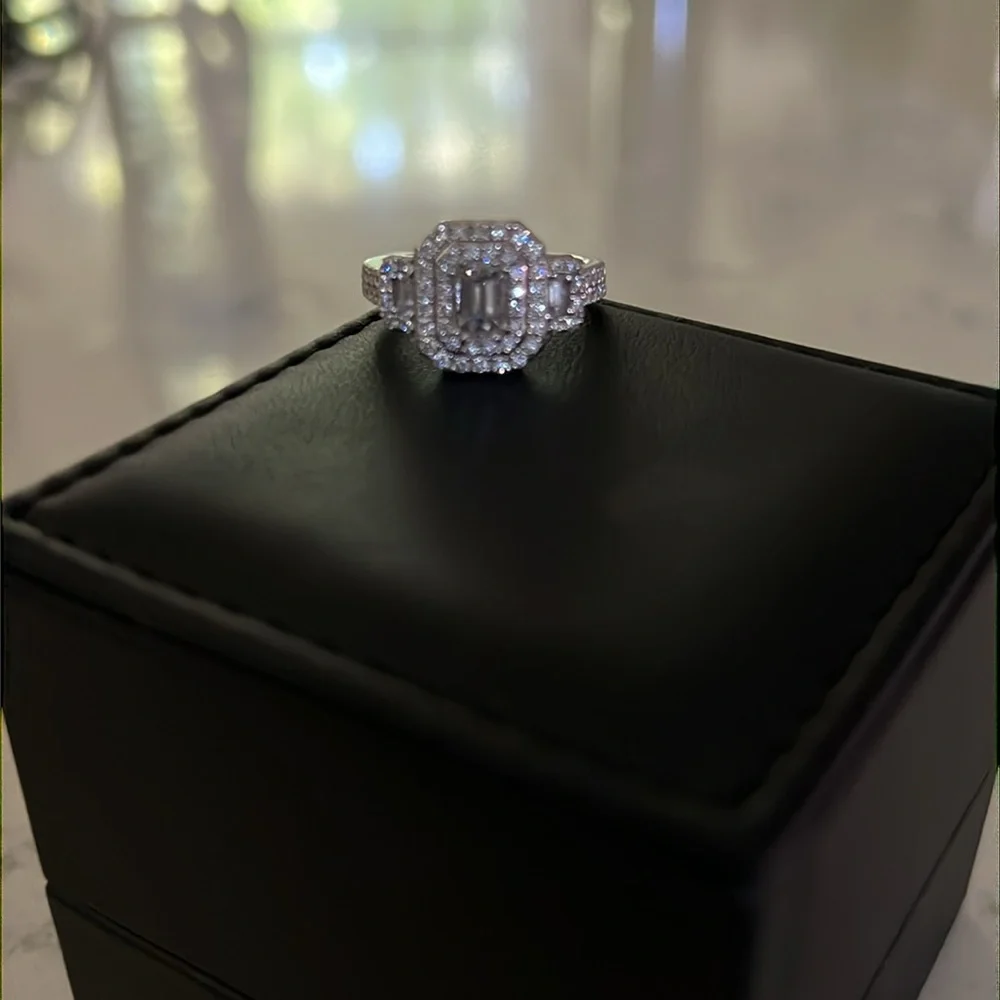 Diamond ring  1.46 ctw clarity VS-2 tha diamond color is 1 or better Emeral cut - Picture 11 of 13